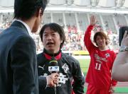 Ｊ初勝利の熊本池谷監督はインタビューに答える。右は手を振るＦＷ高橋 