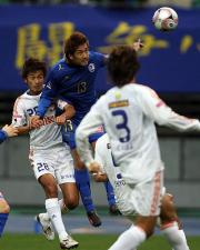 前半32分、大分FW高松は浮き球を頭で合わせ先制ゴールを決める