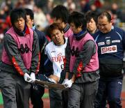 前半、足を負傷し、苦痛の表情で途中交代のFW我那覇(撮影・長島一浩)