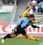 相手ＤＦをかわしヘディングでゴールを決める川崎ＦのＦＷ久木野聡
