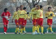 リーグ戦初勝利で喜ぶ北九州イレブン(撮影・菊川光一)