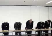 謝罪する水戸フロント。左から３人目が宮田裕司社長
