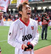 浦和MF梅崎(右)はチームの逆転勝利に大喜び
