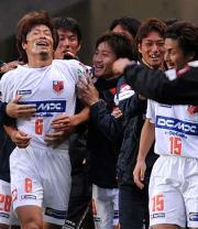 後半４３分、大宮ＭＦ片岡（左）は決勝ゴールを奪い祝福を受ける