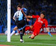 後半13分、川崎Fジュニーニョは3点目のゴールを決める。右は柏GK南