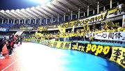 試合前、サポーターにあいさつする柏イレブン（撮影・水谷安孝）