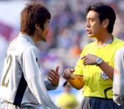 前半、大分DF森重への警告に対し西村主審(右)に詰め寄る上本
