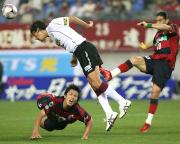 ヘディングで突っ込む鹿島ＦＷ田代（左下）だが相手ＤＦにクリアされる