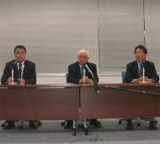 会見する左から日本協会田嶋専務理事、鬼武チェアマン、松崎審判委員長