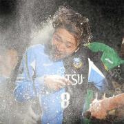 誕生日を迎えた川崎F・MF山岸智はイレブンから手荒い祝福を受ける