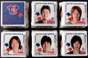 母の日にちなんで作製された東京５選手の顔写真パッケージチョコ