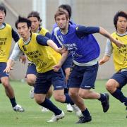 セットプレーで競い合う斎藤大輔（中央左）とミルコ・フルゴビッチ