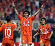 後半、新潟FW矢野(中央)は勝ち越しゴールを決め喜ぶ