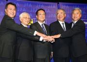 左から田嶋専務理事、鬼武副会長、犬飼会長、倉副会長、大仁副会長