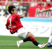 前半、ゴールを決める浦和FW高原(撮影・蔦林史峰)