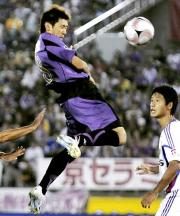 ヘッドでゴールを決める京都DF水本