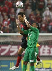 前半、東京V・MFディエゴ(右)とヘディングで競る鹿島MF青木