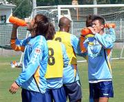 練習中に水分を補給する横浜FCのFWカズ(中央左)