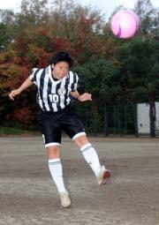得意のヘッドを披露する道文教大明清ＦＷ高瀬愛美