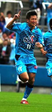 Ｊリーグ１６年連続ゴールを決めて喜ぶ横浜ＦＣ・ＦＷカズ
