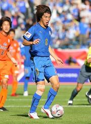 中盤でボールをキープする大分MF金崎(撮影・たえ見朱実)