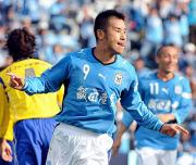 決勝ゴールを決め、舌を出しながら喜ぶ磐田ＦＷ中山（撮影・山崎哲司）