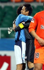 試合に勝利し磐田GK川口(右)はDF鈴木と抱き合って喜ぶ