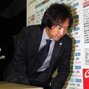 札幌ー浦和戦後、記者会見で辞任表明し引き揚げる札幌の三浦監督