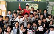 授業を終え「教え子」たちと笑顔で記念撮影を行った横浜ＦＣカズ
