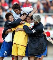 ＧＫ榎本（中央）を中心に歓喜の輪をつくる横浜イレブン
