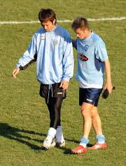 川崎Ｆ我那覇（左）は、横浜ＦＣカズから言葉をかけられた