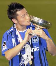 【Ｇ大阪－柏】天皇杯にキスする決勝点を決めた播戸（共同）