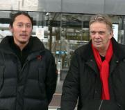 浦和フィンケ監督は、コーチ就任が決まったモラス雅輝氏の出迎えを受けた