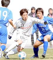 横浜との練習試合で、軽快なプレーをみせる水戸ＦＷ吉原（中央）