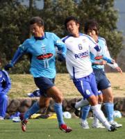 G大阪パクのマークを受けながらもゴール前に走りこむ横浜FCカズ