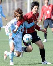 前半、激しく競り合うＦＷ原口（右）（撮影・栗山尚久）