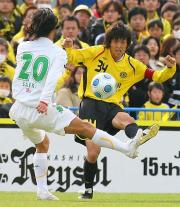 後半、パスを出す柏MF杉山(撮影・野上伸悟)