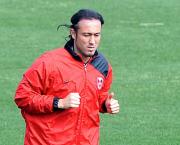 練習試合から一夜明け、闘莉王は１人黙々とランニングで汗を流す