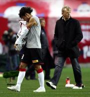 高原は途中交代で引き揚げる。右はフィンケ監督