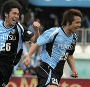 前半29分、MF谷口(右)は、ヘディングで2点目のゴールを決め大喜び