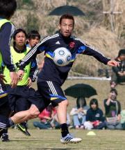 ミニゲームで球を追う中田英寿氏（撮影・神戸崇利）