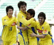 決勝点を決めたＦＷ古橋（右から２人目）と喜ぶ山形イレブン（共同）