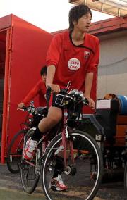 自転車を使ってのトレーニングを終え、クラブハウスに戻る浦和ＦＷ原口