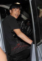 左太もも検査の報告を終えグラブハウスを引き揚げる田中達