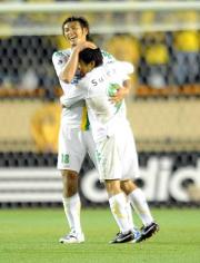 決勝ゴールを決めた深井(手前)は巻と抱き合って喜んだ