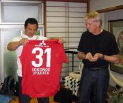 ユニフォームを渡されて喜ぶ九重親方と浦和フィンケ監督