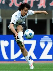 前半、左足で豪快なミドルシュートを放つ清水岡崎