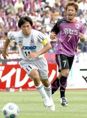 競り合う広島ＦＷ佐藤寿人（左）と京都ＭＦ佐藤勇人（撮影・築山幸雄）