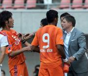 乱闘騒ぎとなり、新潟DF千代反田(左)の胸を突くストイコビッチ監督