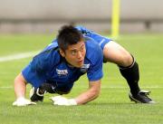 地面にはいつくばりながらボールの動きを追う川崎ＦのＧＫ川島